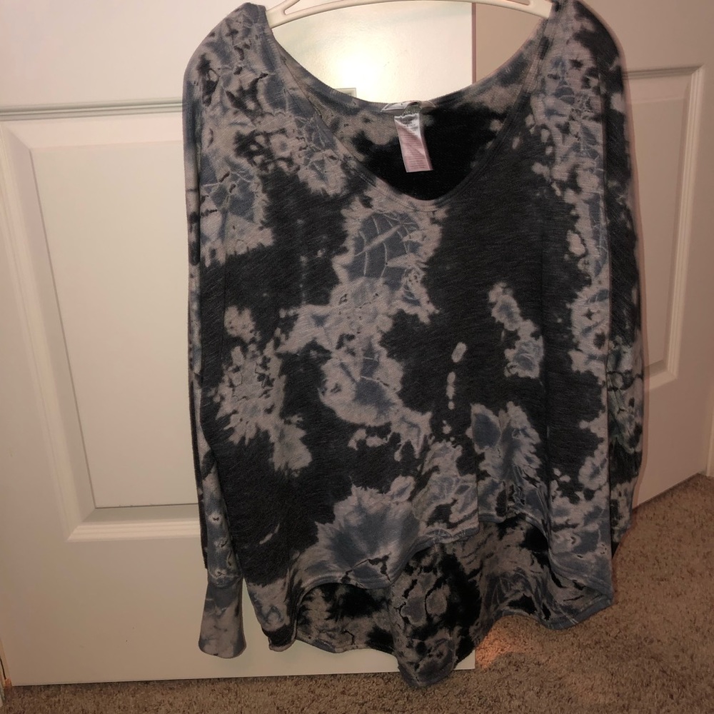 Hi-Low Hard Tail Patterned Longsleeve Top